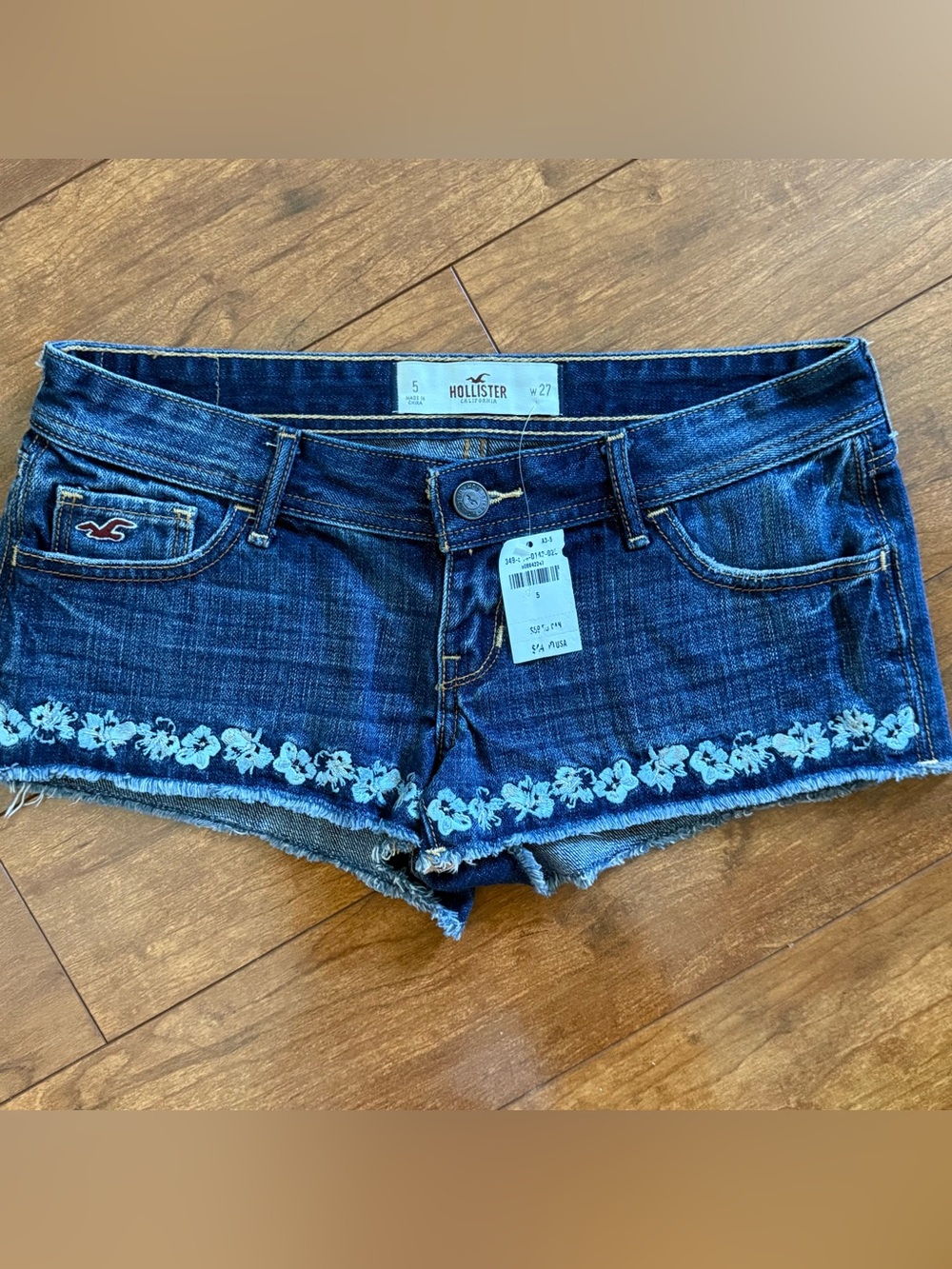 NWT Hollister Low Rise Floral Embroidered Denim Shorts Size 5 W27